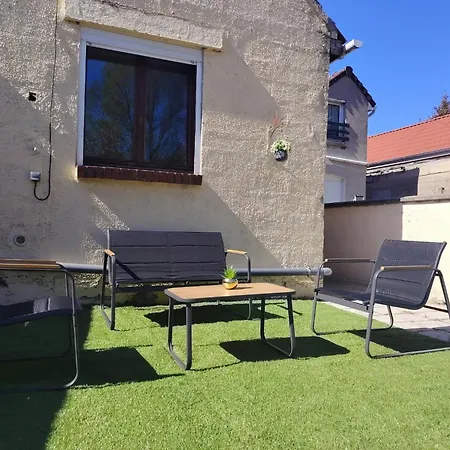 Dom wakacyjny Jardin Clos Et Terrasse Exterieure, Maison Plein Pied Bethune, Parking, Quartier Calme Proche Centre Ville, Proche Gare, Capacite 4 Personnes