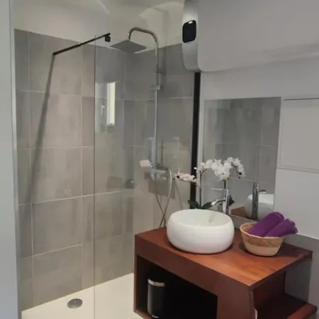 Jardin Clos Et Terrasse Exterieure, Maison Plein Pied Bethune, Parking, Quartier Calme Proche Centre Ville, Proche Gare, Capacite 4 Personnes
